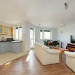 Spacious With Balcony Suited For Remote Work By Renters *