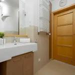 Spacious With Balcony Suited For Remote Work By Renters 公寓