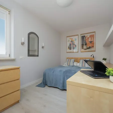 Spacious With Balcony Suited For Remote Work By Renters 华沙