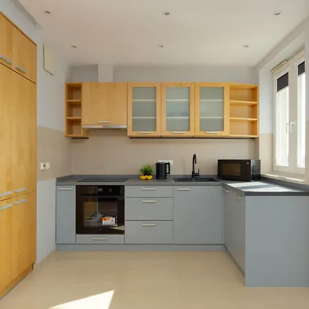 Spacious With Balcony Suited For Remote Work By Renters 公寓 *