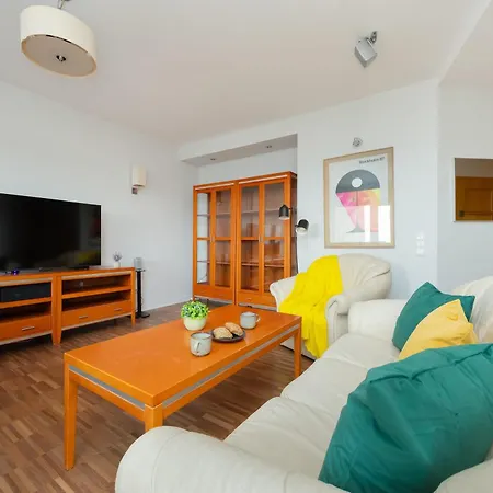 Spacious With Balcony Suited For Remote Work By Renters