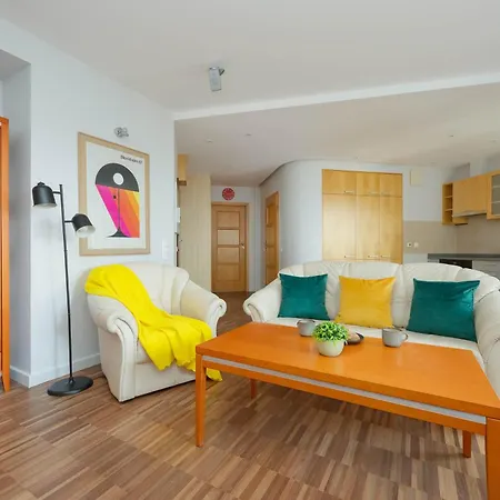 公寓 Spacious With Balcony Suited For Remote Work By Renters
