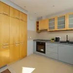 Spacious With Balcony Suited For Remote Work By Renters