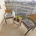 Spacious With Balcony Suited For Remote Work By Renters