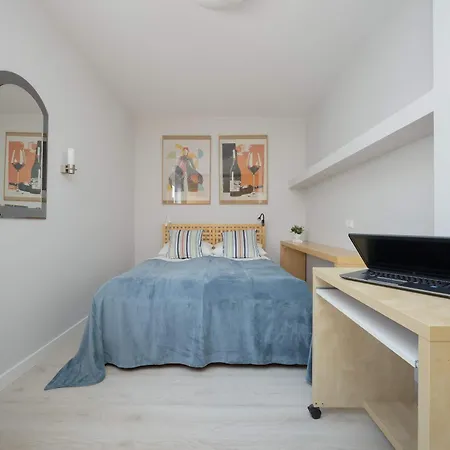 Spacious With Balcony Suited For Remote Work By Renters