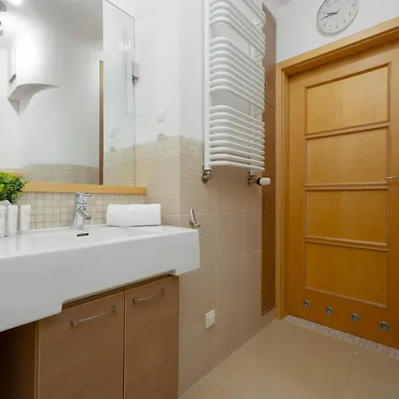 Spacious With Balcony Suited For Remote Work By Renters アパート