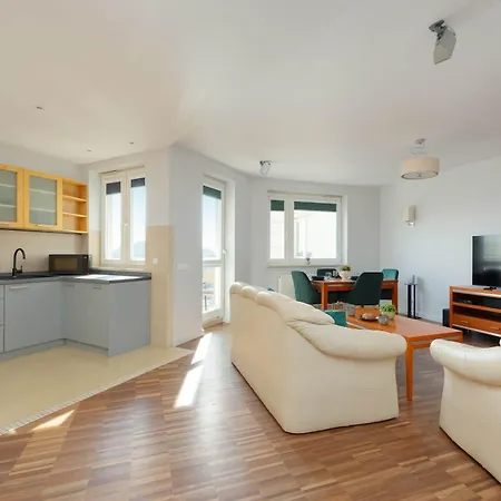 Spacious With Balcony Suited For Remote Work By Renters *