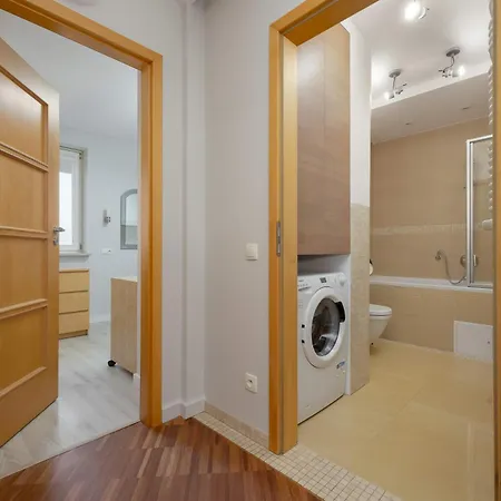 Spacious With Balcony Suited For Remote Work By Renters * Warszawa