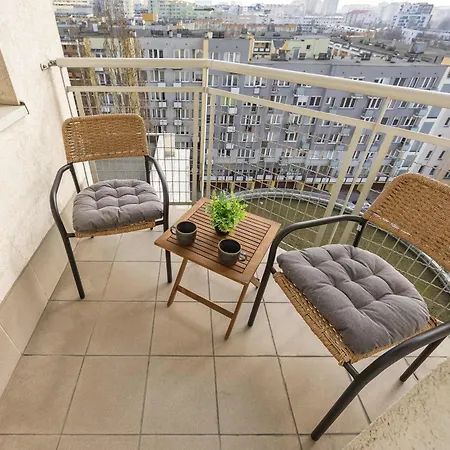 Spacious With Balcony Suited For Remote Work By Renters