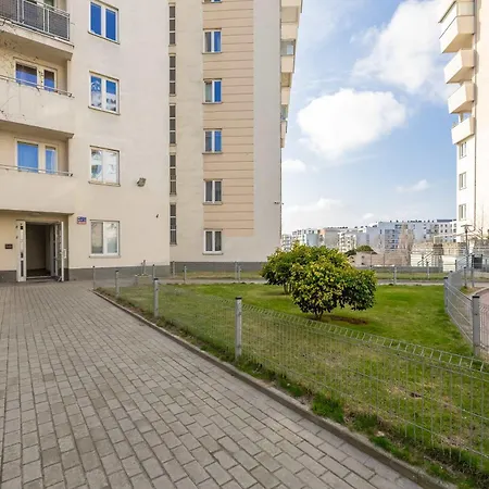 شقة Spacious With Balcony Suited For Remote Work By Renters وارسو